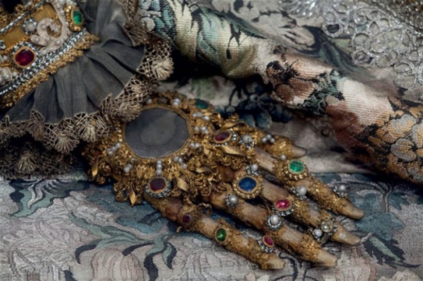 "Catacomb saints" with via Salaria: brisk business on precious remains "Catacomb saints" with via Salaria: brisk business on precious remains