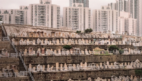 Cementerio vertical en Hong Kong: cuando la superpoblación afecta no solo a los vivos Cementerio vertical en Hong Kong: cuando la superpoblación afecta no solo a los vivos