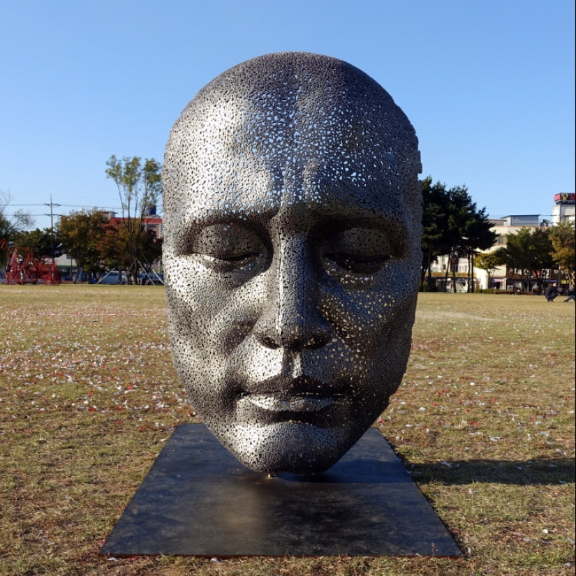 Chained: Korean creates avant-garde sculptures velocity Chained: Korean creates avant-garde sculptures velocity