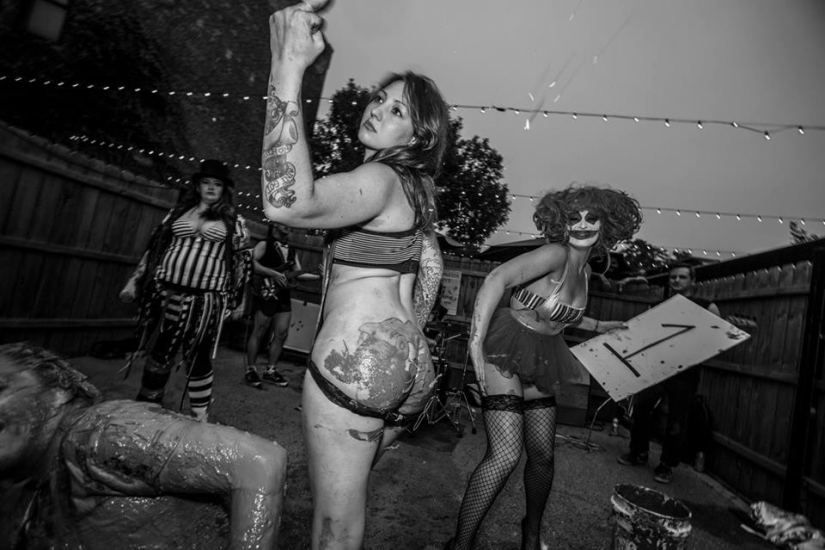 "Changing the soup broken soup": how do women fight in the mud "Changing the soup broken soup": how do women fight in the mud