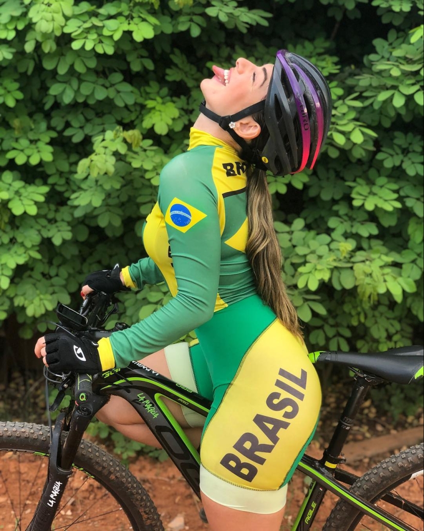 Chicas calientes y motos — la combinación perfecta Chicas calientes y motos — la combinación perfecta