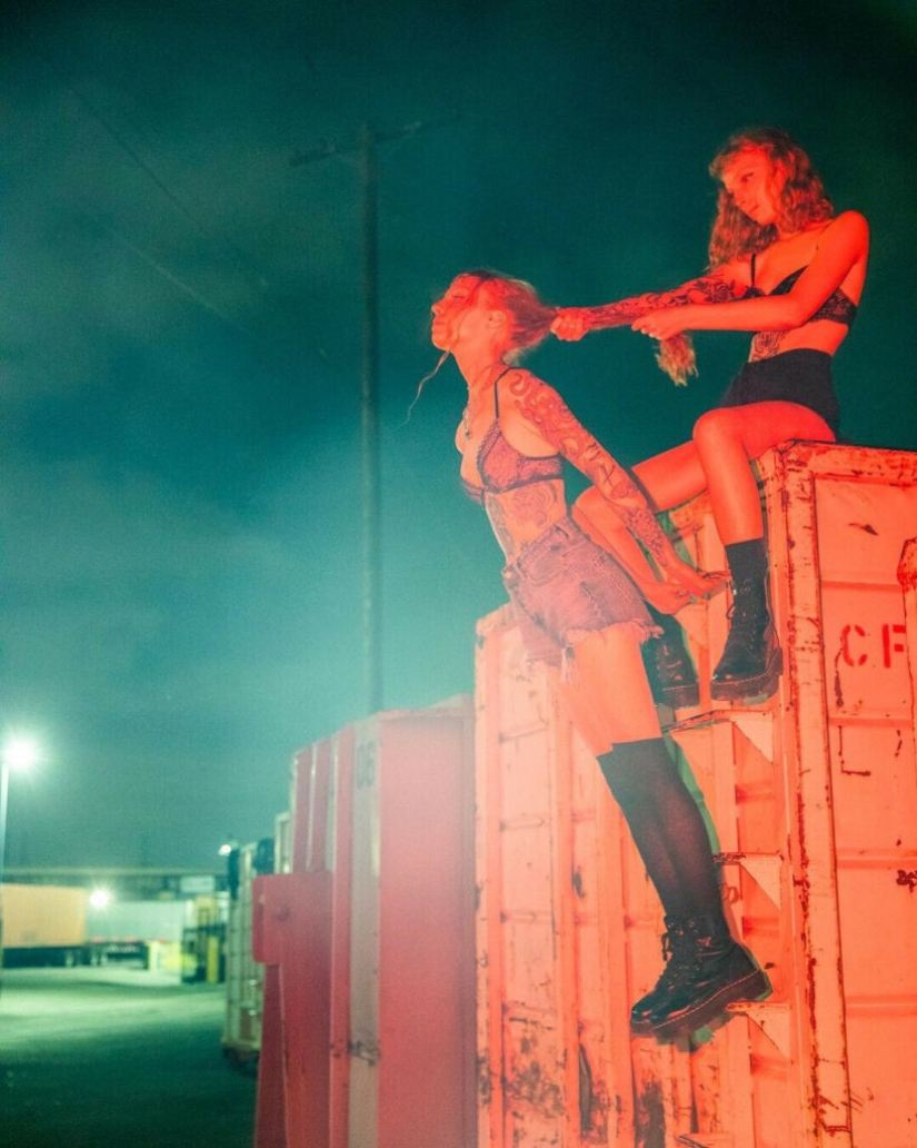 Chicas libres, sinceras y vivaces en la foto de Michael Donovan.