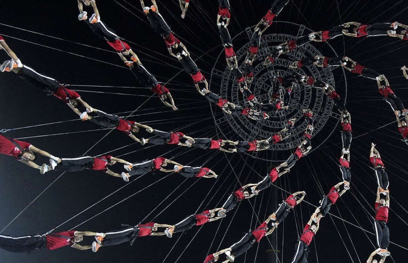 China: the art of the crowd