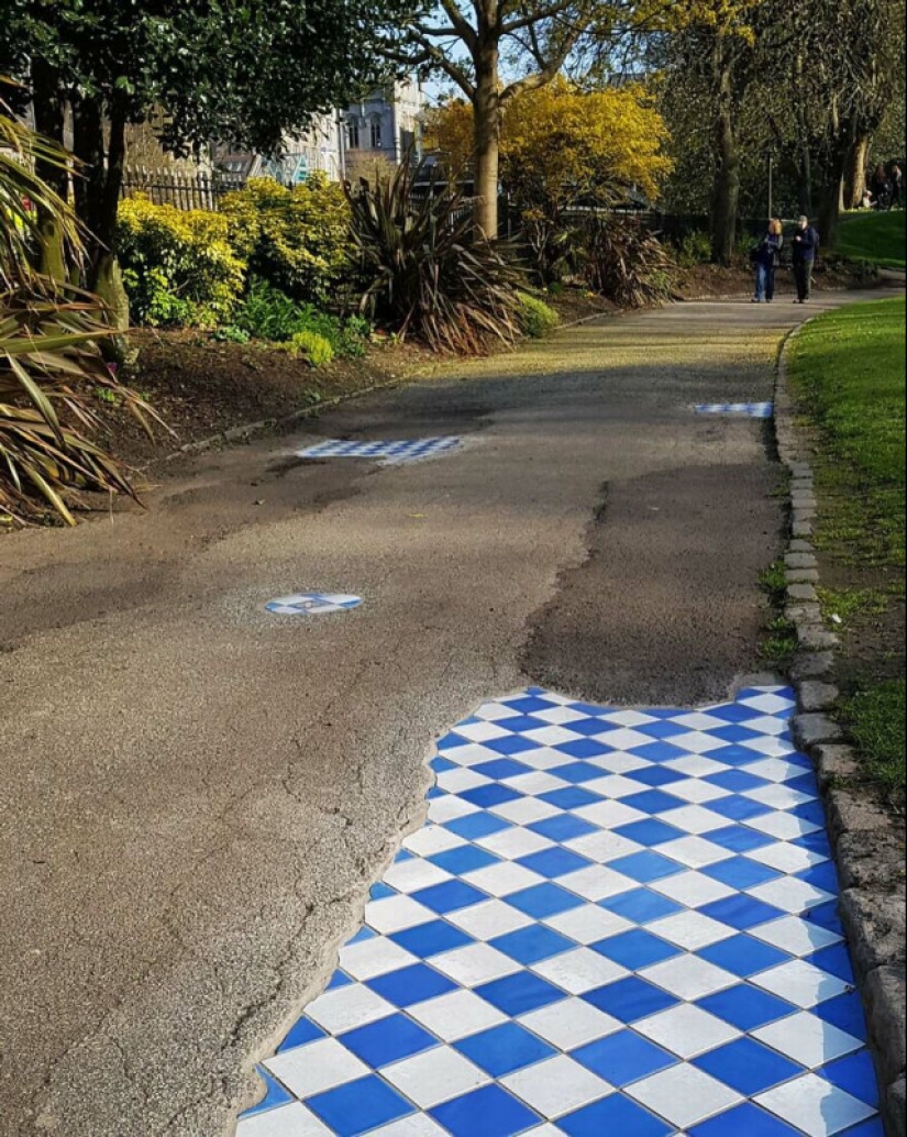 Cirujano vial de Lyon: Artista callejero remienda baches con mosaicos Cirujano vial de Lyon: Artista callejero remienda baches con mosaicos
