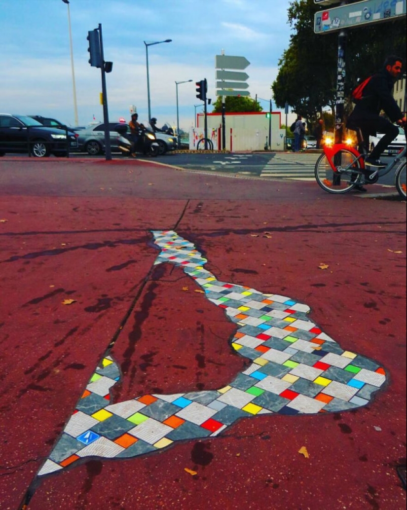 Cirujano vial de Lyon: Artista callejero remienda baches con mosaicos Cirujano vial de Lyon: Artista callejero remienda baches con mosaicos