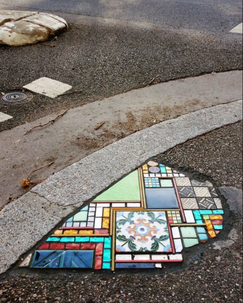 Cirujano vial de Lyon: Artista callejero remienda baches con mosaicos Cirujano vial de Lyon: Artista callejero remienda baches con mosaicos