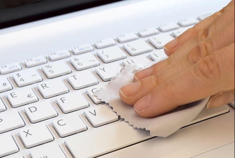 Clean — the guarantee of health: how to disinfect your mouse and keyboard