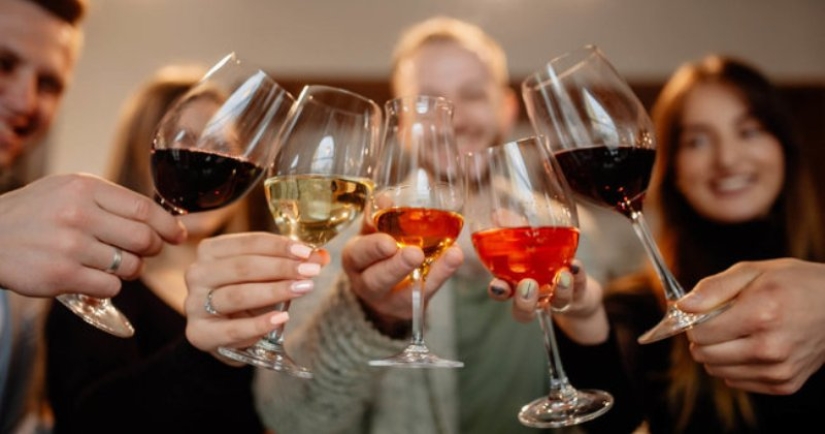 Cómo apareció la costumbre de los vidrios tintineantes Cómo apareció la costumbre de los vidrios tintineantes