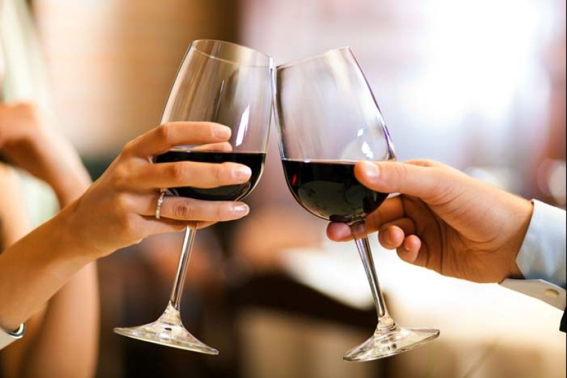 Cómo apareció la costumbre de los vidrios tintineantes Cómo apareció la costumbre de los vidrios tintineantes