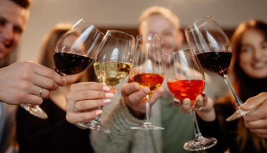 Cómo apareció la costumbre de los vidrios tintineantes Cómo apareció la costumbre de los vidrios tintineantes