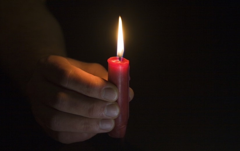 ¿Cómo apareció la expresión "Sostener una vela" en Rusia y por qué no es solo rusa