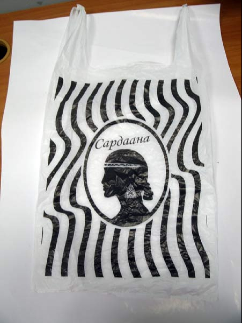 Cómo apareció un bolso a rayas con una dama con sombrero: uno de los símbolos de los años 90