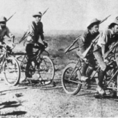 Cómo el Antepasado de la Estrella de Hollywood Charlize Theron Creó Tropas en Bicicleta