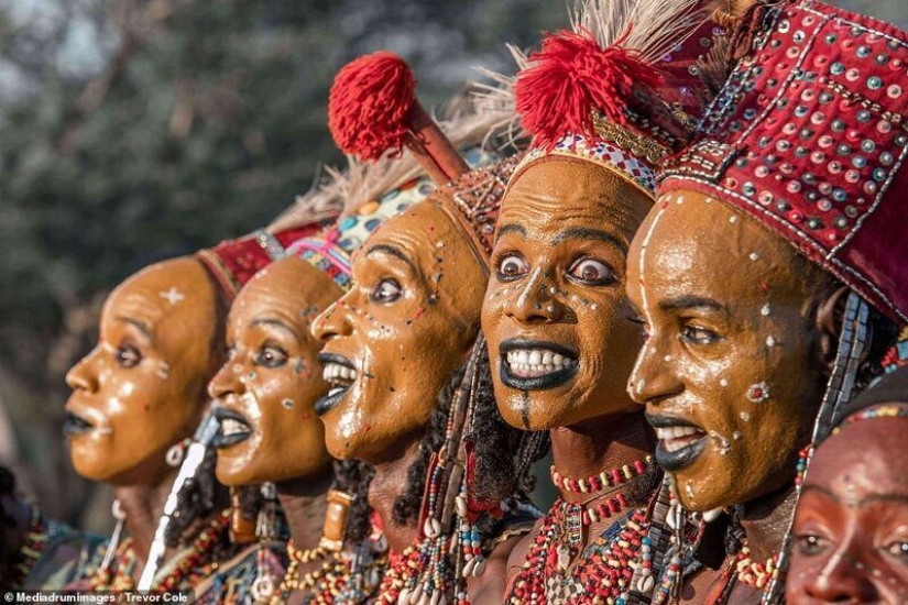 ¿Cómo es un concurso de belleza entre los hombres de la tribu de los wodaabe, que juzgar a los adolescentes ¿Cómo es un concurso de belleza entre los hombres de la tribu de los wodaabe, que juzgar a los adolescentes
