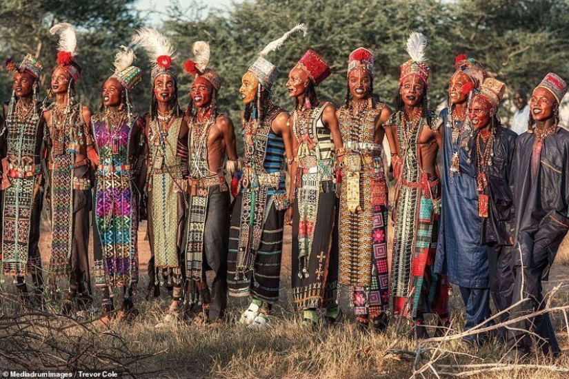 ¿Cómo es un concurso de belleza entre los hombres de la tribu de los wodaabe, que juzgar a los adolescentes ¿Cómo es un concurso de belleza entre los hombres de la tribu de los wodaabe, que juzgar a los adolescentes