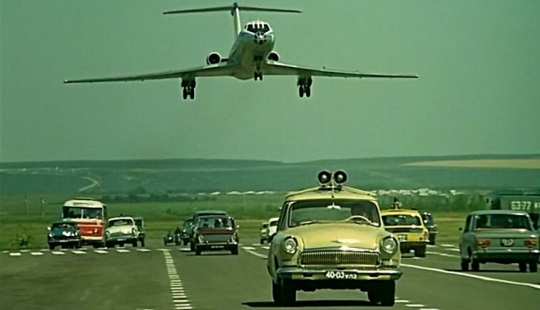 Cómo filmaron el truco más peligroso con un avión aterrizando en una carretera en “Las increíbles aventuras de los italianos en Rusia” Cómo filmaron el truco más peligroso con un avión aterrizando en una carretera en “Las increíbles aventuras de los italianos en Rusia”