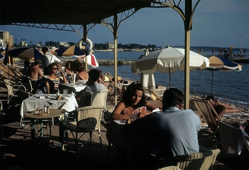 Cómo relajarse en la playa de Cannes — increíbles fotos en color de 1948 Cómo relajarse en la playa de Cannes — increíbles fotos en color de 1948