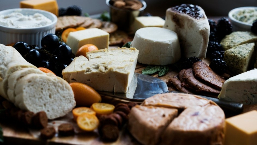 Cómo se inventó el queso vegano, de qué está hecho y si este producto puede reemplazar las alternativas lácteas.