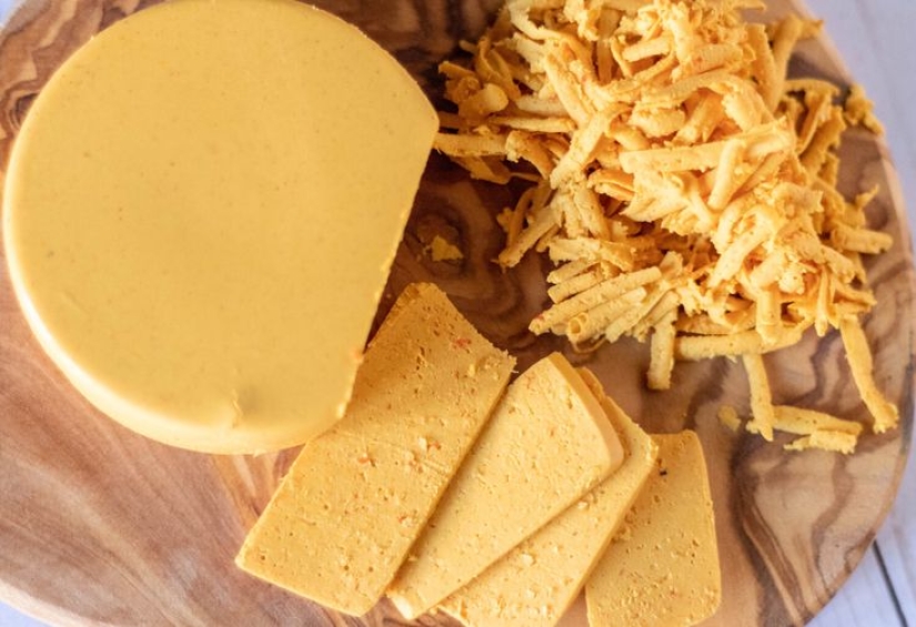 Cómo se inventó el queso vegano, de qué está hecho y si este producto puede reemplazar las alternativas lácteas.