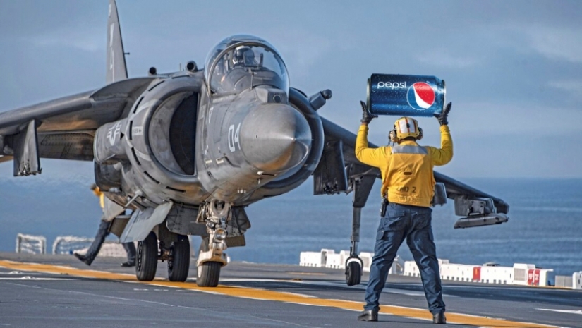 Cómo un estudiante quiso demandar a Pepsi por un avión de combate y qué salió de eso Cómo un estudiante quiso demandar a Pepsi por un avión de combate y qué salió de eso