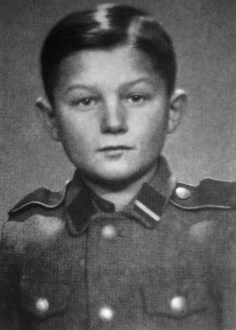 Cómo un niño judío Ilya Halperin se convirtió en el hijo de un regimiento de las SS y "el nazi más joven del Reich" Cómo un niño judío Ilya Halperin se convirtió en el hijo de un regimiento de las SS y "el nazi más joven del Reich"