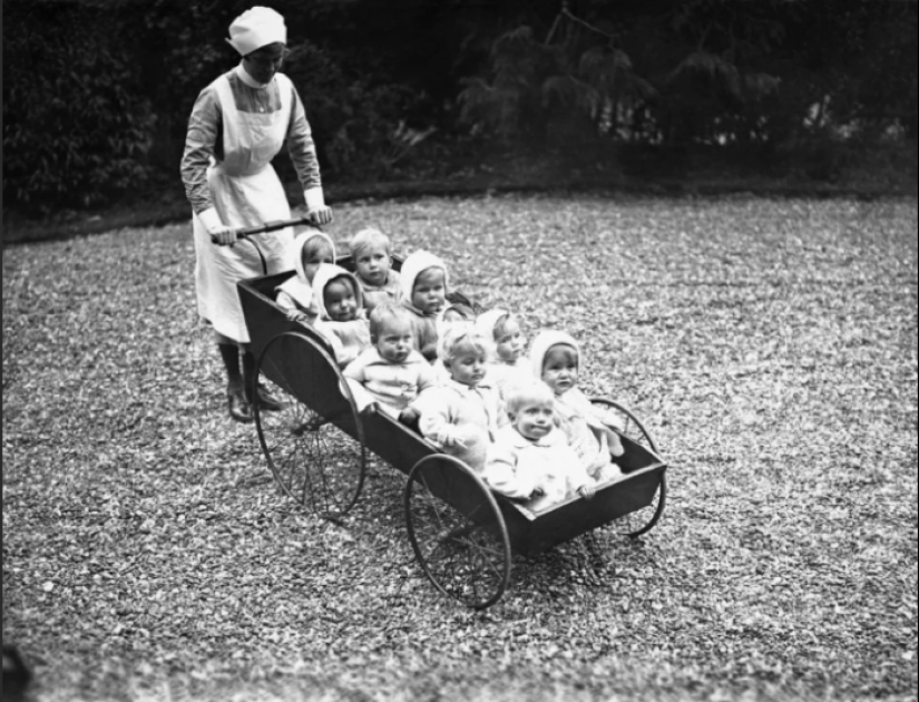 Cochecitos de bebé de diferentes épocas, que sorprenden por su diseño alocado Cochecitos de bebé de diferentes épocas, que sorprenden por su diseño alocado