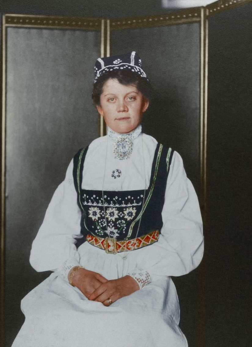 Colored century photographs of immigrants who arrived in the USA, reveal the contrast of cultures