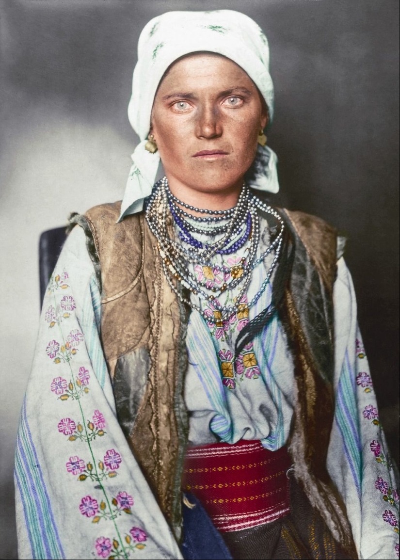 Colored century photographs of immigrants who arrived in the USA, reveal the contrast of cultures