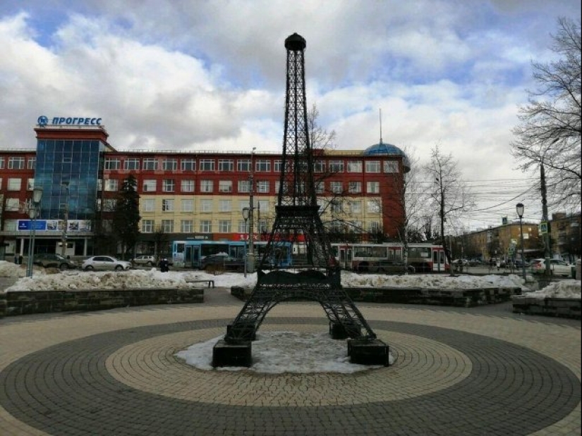 Como madera contrachapada sobre París: 15 Torres Eiffel de las extensiones de la Madre Rusia Como madera contrachapada sobre París: 15 Torres Eiffel de las extensiones de la Madre Rusia