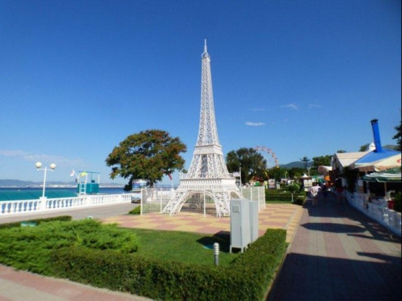 Como madera contrachapada sobre París: 15 Torres Eiffel de las extensiones de la Madre Rusia Como madera contrachapada sobre París: 15 Torres Eiffel de las extensiones de la Madre Rusia