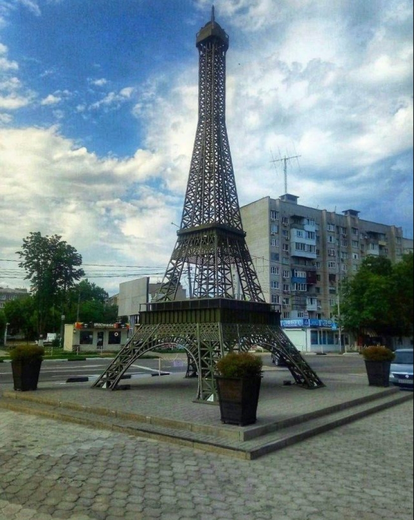 Como madera contrachapada sobre París: 15 Torres Eiffel de las extensiones de la Madre Rusia Como madera contrachapada sobre París: 15 Torres Eiffel de las extensiones de la Madre Rusia