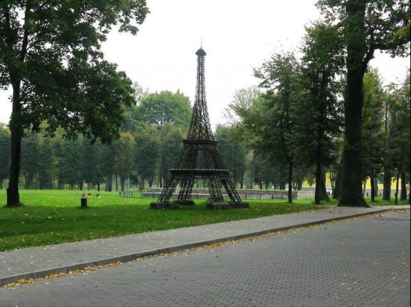 Como madera contrachapada sobre París: 15 Torres Eiffel de las extensiones de la Madre Rusia Como madera contrachapada sobre París: 15 Torres Eiffel de las extensiones de la Madre Rusia