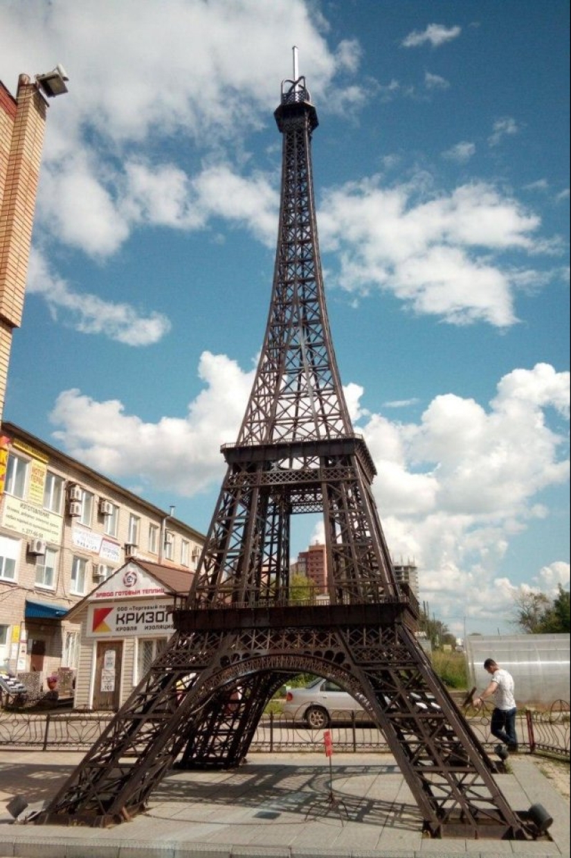 Como madera contrachapada sobre París: 15 Torres Eiffel de las extensiones de la Madre Rusia Como madera contrachapada sobre París: 15 Torres Eiffel de las extensiones de la Madre Rusia