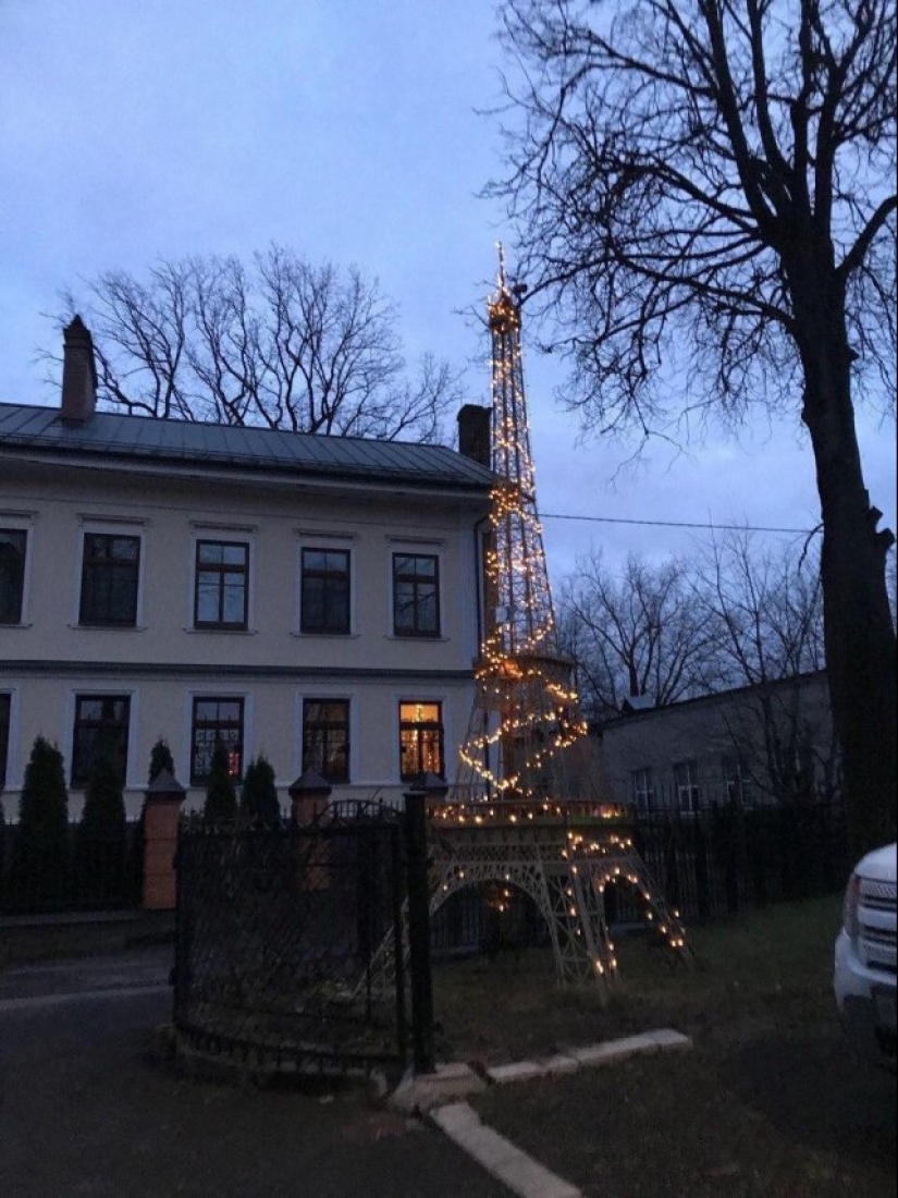 Como madera contrachapada sobre París: 15 Torres Eiffel de las extensiones de la Madre Rusia Como madera contrachapada sobre París: 15 Torres Eiffel de las extensiones de la Madre Rusia