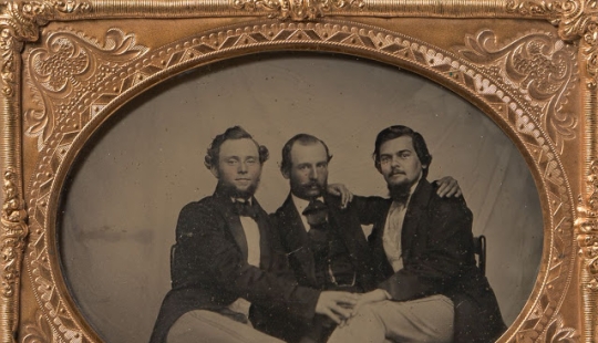 Contactos cercanos y abrazos fuertes en fotos antiguas: ¿por qué era normal antes, pero no ahora? Contactos cercanos y abrazos fuertes en fotos antiguas: ¿por qué era normal antes, pero no ahora?