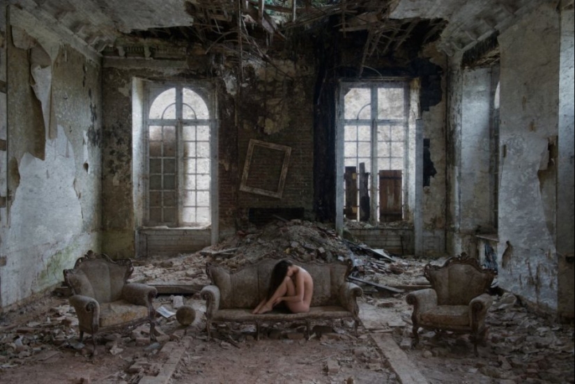 Contrast: photographer takes naked girls in abandoned buildings Contrast: photographer takes naked girls in abandoned buildings