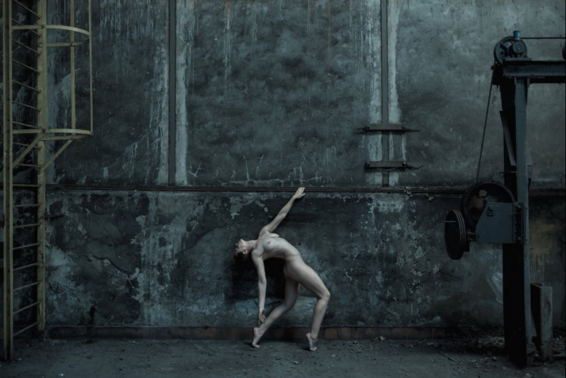 Contrast: photographer takes naked girls in abandoned buildings Contrast: photographer takes naked girls in abandoned buildings