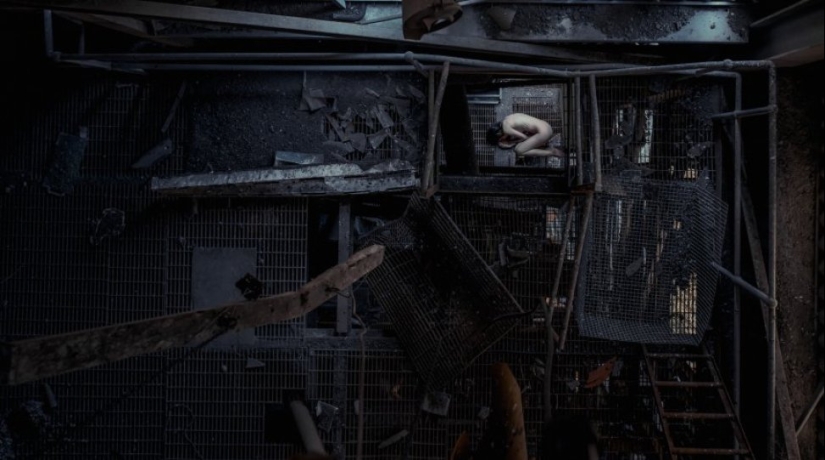 Contrast: photographer takes naked girls in abandoned buildings Contrast: photographer takes naked girls in abandoned buildings