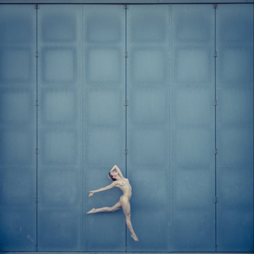 Contrast: photographer takes naked girls in abandoned buildings Contrast: photographer takes naked girls in abandoned buildings