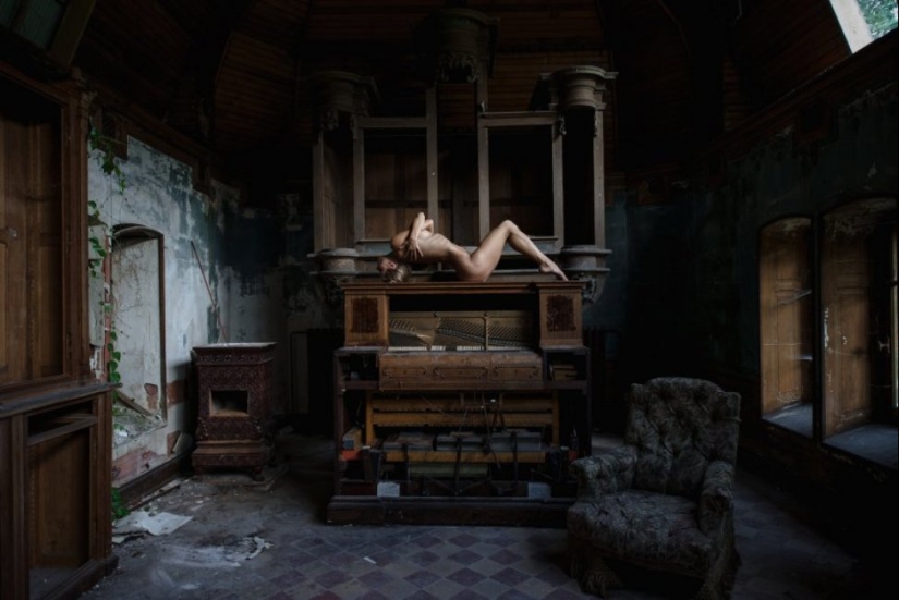 Contrast: photographer takes naked girls in abandoned buildings Contrast: photographer takes naked girls in abandoned buildings