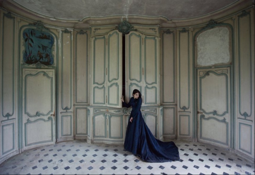 Contrast: photographer takes naked girls in abandoned buildings Contrast: photographer takes naked girls in abandoned buildings