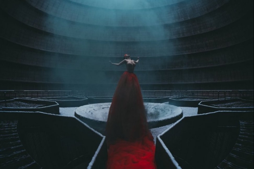 Contrast: photographer takes naked girls in abandoned buildings Contrast: photographer takes naked girls in abandoned buildings