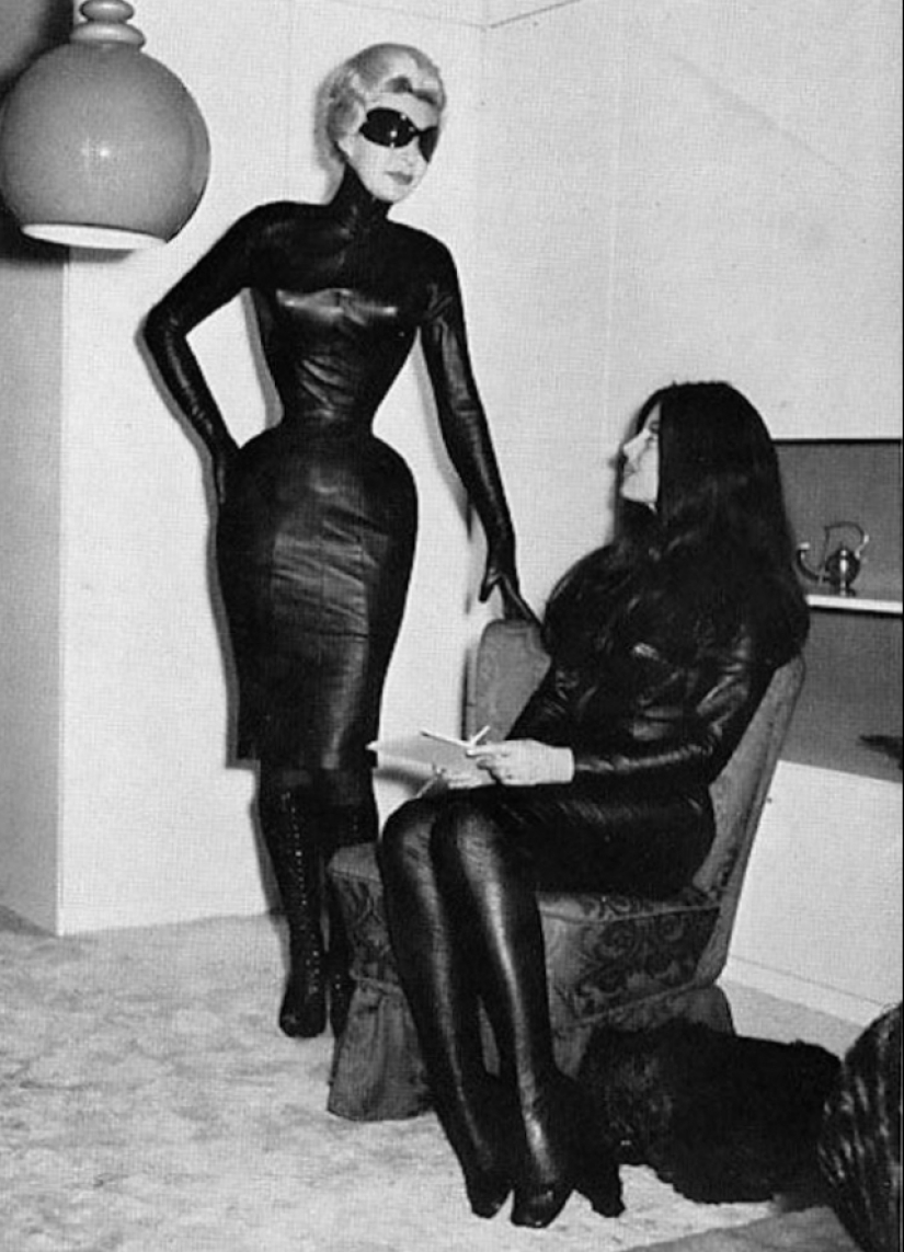 Cora Corsette is a fetish model from the 70s with a phenomenally narrow waist.