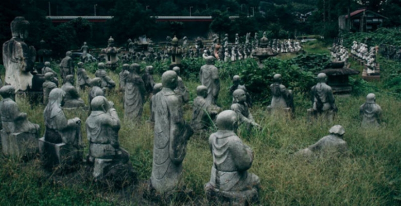 Creepy Japanese village where only statues live Creepy Japanese village where only statues live