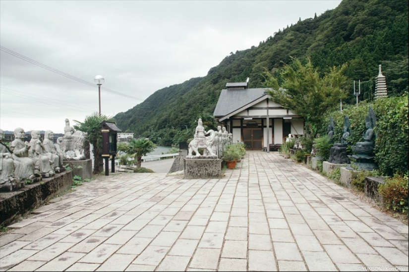 Creepy Japanese village where only statues live Creepy Japanese village where only statues live