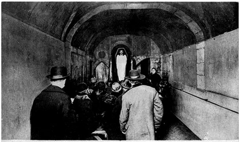 Creepy Parisian clubs that were lit up before it became mainstream Creepy Parisian clubs that were lit up before it became mainstream