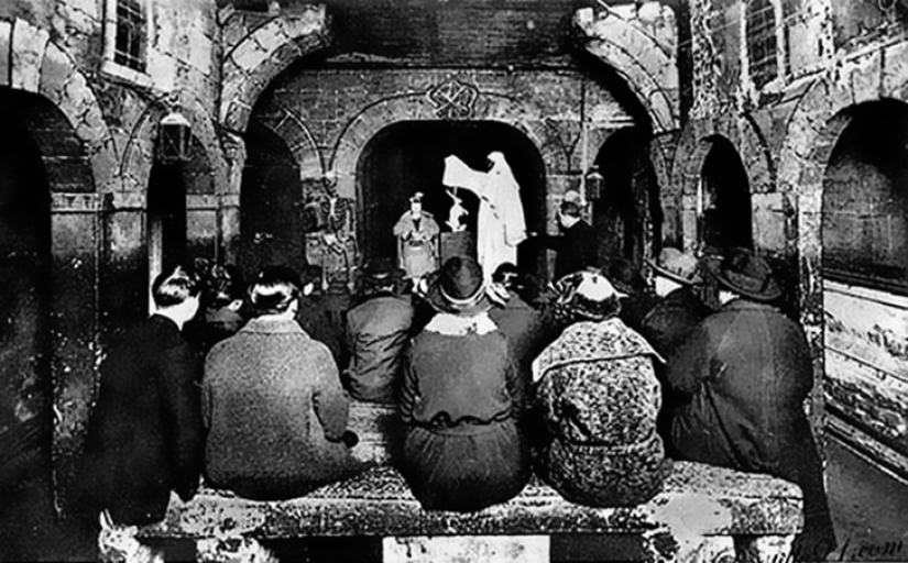 Creepy Parisian clubs that were lit up before it became mainstream Creepy Parisian clubs that were lit up before it became mainstream