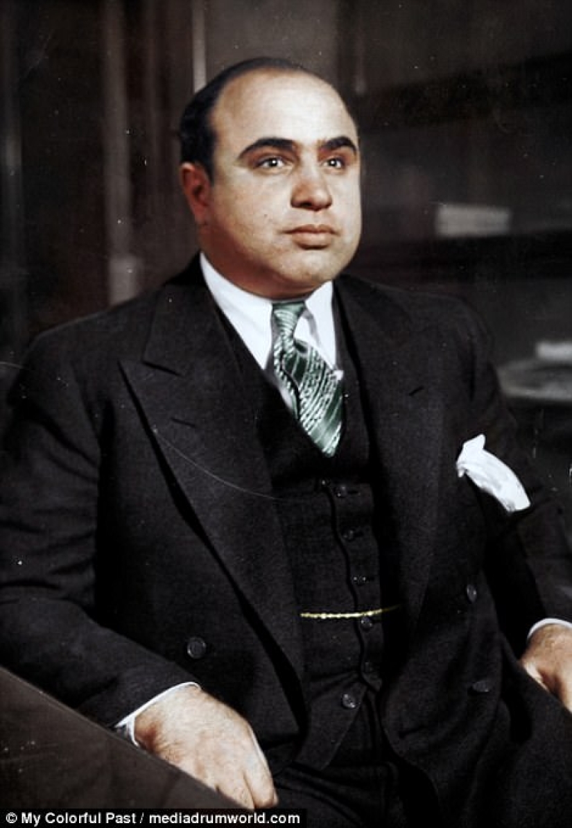 Criminals in a new color: photographer colorizes photos of famous villains Criminals in a new color: photographer colorizes photos of famous villains