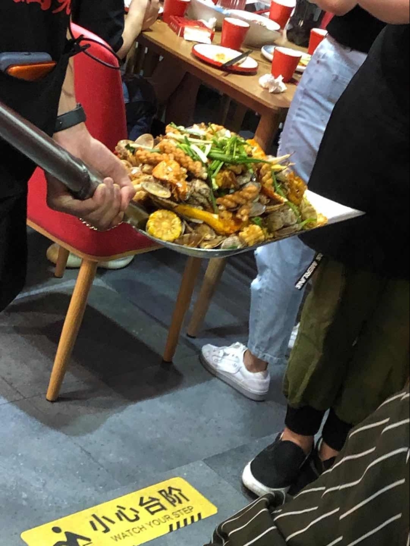 Croutons on a shovel: 22 examples of a very strange serving of dishes Croutons on a shovel: 22 examples of a very strange serving of dishes