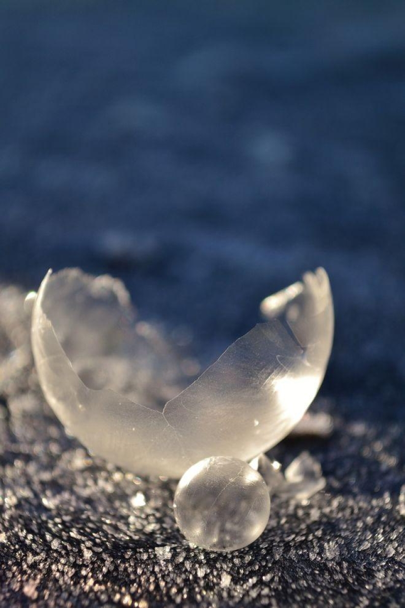 Crystal balls — a girl photographs soap bubbles in the cold